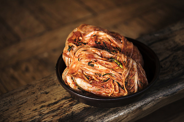 포토 JPG 주간 나무 접시 한식 사람없음 야외 배추 정자 발효 배추김치 발효음식 두포기 포기김치 국내포토 자연요소 식물 식기 건축물 음식 2 채소 김치 파일형식