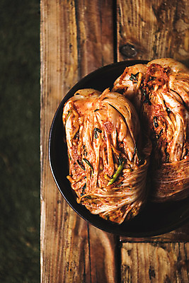 포토 JPG 주간 나무 접시 한식 백그라운드 사람없음 야외 배추 정자 발효 배추김치 발효음식 두포기 포기김치 국내포토 자연요소 식물 식기 건축물 음식 2 채소 김치 파일형식