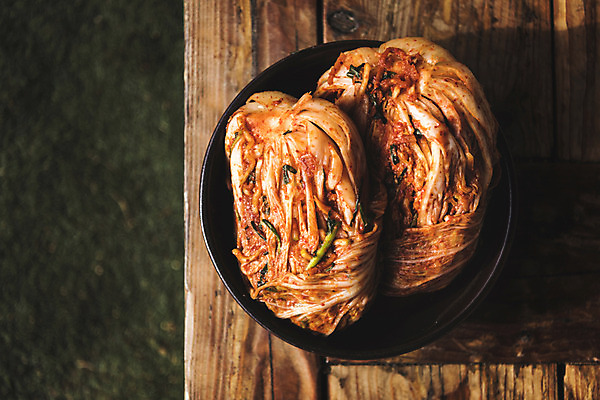 포토 JPG 주간 접시 백그라운드 사람없음 야외 정자 발효 배추김치 발효음식 두포기 포기김치 국내포토 자연요소 식기 건축물 음식 2 김치 파일형식