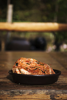 포토 JPG 주간 접시 한식 백그라운드 사람없음 야외 배추 발효 배추김치 발효음식 포기김치 국내포토 자연요소 식기 음식 채소 김치 파일형식