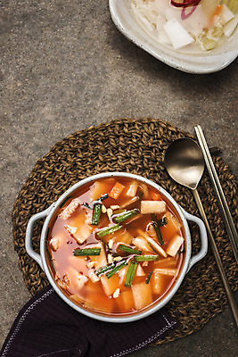 포토 JPG 스튜디오촬영 한식 젓가락 식탁 사람없음 숟가락 사기그릇 발효 손수건 물김치 동치미 발효음식 냄비받침 국내포토 그릇 음식 탁자 김치 수저 실내 받침대 파일형식