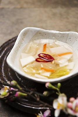 포토 JPG 스튜디오촬영 한식 고추 식탁 사람없음 고명 사기그릇 배추 매화 발효 물김치 동치미 발효음식 국내포토 그릇 꽃 음식 채소 탁자 김치 실내 파일형식