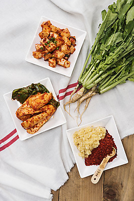 포토 JPG 스튜디오촬영 한식 식재료 식탁 마늘 사람없음 식탁보 깍두기 발효 나무판자 계량스푼 발효음식 총각김치 고춧가루 김장재료 나무탁자 다진마늘 사각접시 열무 국내포토 접시 음식 채소 탁자 주방용품 김치 실내 목재 무 가루 김장 파일형식