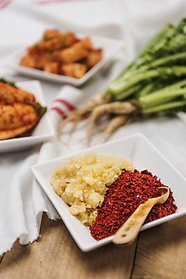 포토 JPG 스튜디오촬영 한식 식재료 식탁 마늘 사람없음 아웃포커스 식탁보 깍두기 발효 계량스푼 발효음식 총각김치 고춧가루 김장재료 나무탁자 다진마늘 사각접시 열무 국내포토 접시 음식 채소 탁자 주방용품 김치 촬영기법 실내 무 가루 김장 파일형식