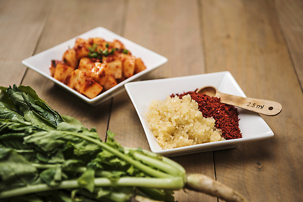 포토 JPG 스튜디오촬영 한식 식재료 식탁 사람없음 숟가락 깍두기 발효 계량스푼 발효음식 고춧가루 김장재료 나무탁자 다진마늘 사각접시 열무 국내포토 접시 음식 탁자 주방용품 김치 수저 실내 무 가루 김장 파일형식