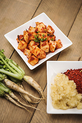 포토 JPG 스튜디오촬영 한식 식재료 사람없음 깍두기 발효 발효음식 고춧가루 김장재료 나무탁자 다진마늘 사각접시 열무 국내포토 접시 음식 탁자 김치 실내 무 가루 김장 파일형식