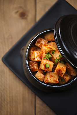 포토 JPG 스튜디오촬영 접시 한식 사람없음 양념 사기그릇 깍두기 발효 발효음식 쪽파 고춧가루 나무탁자 사각접시 국내포토 그릇 식기 음식 탁자 김치 실내 가루 파 파일형식