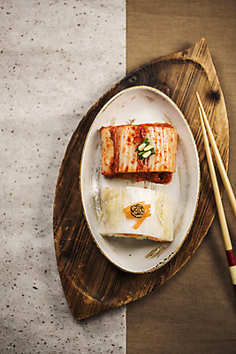 포토 JPG 스튜디오촬영 접시 한식 젓가락 식탁 사람없음 식탁보 고명 한지 발효 배추김치 물김치 잣 백김치 발효음식 나뭇잎모양 음식데코레이션 국내포토 모양 식기 종이 음식 탁자 나뭇잎 김치 수저 실내 견과류 파일형식