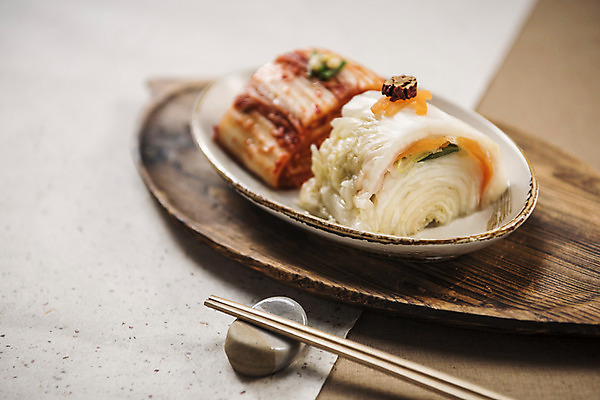 포토 JPG 그릇 접시 젓가락 고추 식탁 사람없음 당근 식탁보 고명 한지 대추 발효 배추김치 물김치 잣 백김치 발효음식 나뭇잎모양 젓가락받침대 국내포토 모양 식기 종이 음식 채소 탁자 나뭇잎 김치 뿌리채소 수저 견과류 수저받침대 파일형식