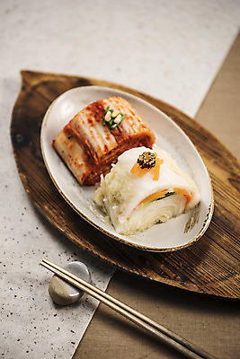 포토 JPG 스튜디오촬영 그릇 접시 한식 젓가락 식탁 사람없음 식탁보 한지 발효 배추김치 물김치 백김치 발효음식 나뭇잎모양 젓가락받침대 국내포토 모양 식기 종이 음식 탁자 나뭇잎 김치 수저 실내 수저받침대 파일형식