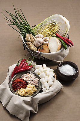 포토 JPG 접시 식재료 고추 양파 김치 마늘 사람없음 소쿠리 무 천 배추 소금 김장 파 생강 고춧가루 김장재료 다진마늘 새우젓 국내포토 식기 한식 채소 뿌리채소 바구니 직물 가루 젓갈 파일형식