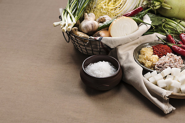 포토 JPG 식재료 고추 양파 김치 마늘 사람없음 소쿠리 무 배추 소금 김장 파 고춧가루 김장재료 다진마늘 새우젓 국내포토 한식 채소 뿌리채소 바구니 가루 젓갈 파일형식