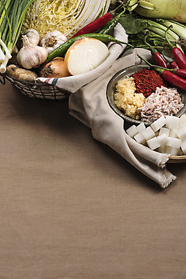 포토 JPG 식재료 고추 양파 김치 마늘 사람없음 소쿠리 무 천 배추 김장 파 고춧가루 김장재료 다진마늘 새우젓 국내포토 한식 채소 뿌리채소 바구니 직물 가루 젓갈 파일형식