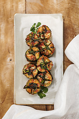 포토 JPG 스튜디오촬영 한식 사람없음 천 발효 발효음식 오이소박이 나무탁자 사각접시 오이김치 음식데코레이션 국내포토 접시 음식 탁자 김치 실내 직물 파일형식