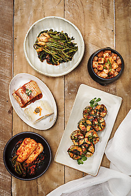 포토 JPG 스튜디오촬영 그릇 접시 한식 깍두기 천 발효 배추김치 물김치 백김치 발효음식 총각김치 열무김치 오이소박이 나무탁자 오이김치 국내포토 식기 음식 탁자 김치 실내 직물 파일형식