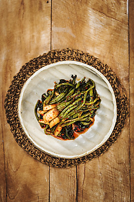 포토 JPG 스튜디오촬영 한식 사람없음 사기그릇 발효 발효음식 열무김치 그릇받침대 나무탁자 열무 국내포토 그릇 음식 탁자 김치 실내 무 받침대 파일형식