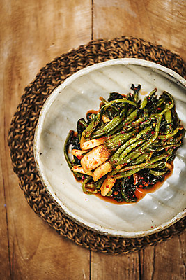 포토 JPG 스튜디오촬영 한식 사람없음 사기그릇 발효 발효음식 열무김치 그릇받침대 나무탁자 열무 국내포토 그릇 음식 탁자 김치 실내 무 받침대 파일형식