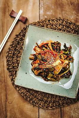 포토 JPG 스튜디오촬영 한식 젓가락 사람없음 배추 발효 배추김치 발효음식 열무김치 그릇받침대 나무탁자 사각접시 열무 젓가락받침대 국내포토 접시 음식 채소 탁자 김치 수저 실내 무 받침대 수저받침대 파일형식