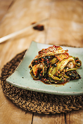 포토 JPG 스튜디오촬영 한식 젓가락 사람없음 배추 발효 배추김치 발효음식 열무김치 그릇받침대 나무탁자 열무 젓가락받침대 국내포토 음식 채소 탁자 김치 수저 실내 무 받침대 수저받침대 파일형식