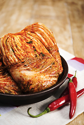 포토 JPG 스튜디오촬영 한식 고추 사람없음 식탁보 배추 발효 배추김치 발효음식 나무탁자 포기김치 국내포토 음식 채소 탁자 김치 실내 파일형식