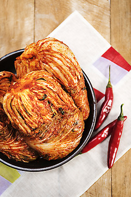 포토 JPG 스튜디오촬영 접시 한식 고추 식탁 사람없음 식탁보 배추 발효 배추김치 발효음식 나무탁자 포기김치 국내포토 식기 음식 채소 탁자 김치 실내 파일형식