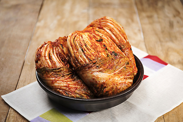 포토 JPG 스튜디오촬영 접시 한식 식탁 사람없음 식탁보 배추 발효 배추김치 발효음식 나무탁자 포기김치 국내포토 식기 음식 채소 탁자 김치 실내 파일형식