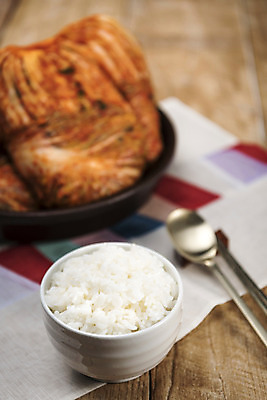 포토 JPG 스튜디오촬영 접시 한식 젓가락 식탁 사람없음 아웃포커스 숟가락 식탁보 사기그릇 발효 배추김치 쌀밥 발효음식 나무탁자 흰밥 국내포토 그릇 식기 음식 탁자 밥 김치 촬영기법 수저 실내 파일형식