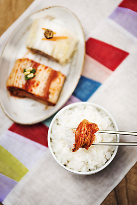 포토 JPG 스튜디오촬영 한식 식탁 식탁보 고명 배추 대추 발효 배추김치 물김치 잣 쌀밥 백김치 발효음식 나무탁자 음식데코레이션 흰밥 국내포토 음식 채소 탁자 밥 김치 실내 견과류 파일형식