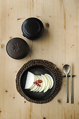 포토 JPG 스튜디오촬영 한식 젓가락 식탁 사람없음 숟가락 고명 사기그릇 무 홍고추 발효 물김치 동치미 발효음식 그릇받침대 나무탁자 수저받침대 젓가락받침대 국내포토 그릇 음식 고추 탁자 김치 뿌리채소 수저 실내 받침대 파일형식