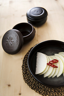 포토 JPG 스튜디오촬영 식탁 실내 사람없음 고명 사기그릇 무 홍고추 물김치 동치미 그릇받침대 나무탁자 국내포토 그릇 고추 탁자 김치 뿌리채소 내부 받침대 파일형식