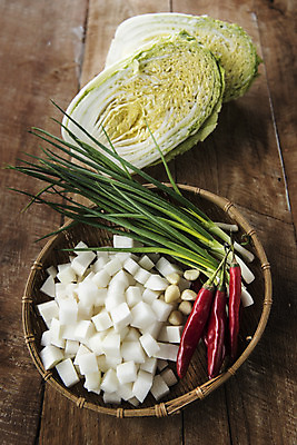 포토 JPG 스튜디오촬영 식재료 고추 마늘 사람없음 소쿠리 무 배추 김장 파 김장재료 나무탁자 국내포토 채소 탁자 뿌리채소 실내 바구니 파일형식