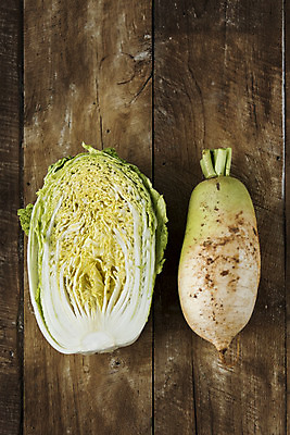 포토 2 채소 식재료 탁자 뿌리채소 실내 김장 파일형식 김장재료 나무탁자 두개 무 단면 배추 스튜디오촬영 사람없음 JPG 국내포토