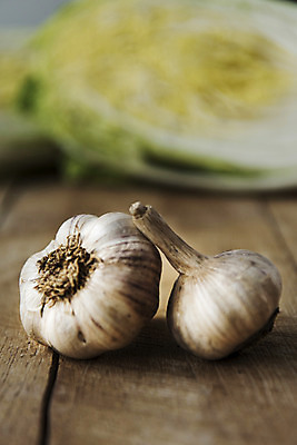 포토 JPG 스튜디오촬영 식재료 탁자 마늘 사람없음 아웃포커스 두개 배추 김장 김장재료 나무탁자 국내포토 가구 2 채소 촬영기법 실내 파일형식