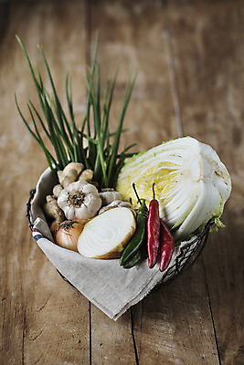 포토 JPG 스튜디오촬영 식재료 고추 양파 마늘 사람없음 소쿠리 배추 김장 파 생강 김장재료 나무탁자 국내포토 채소 탁자 실내 바구니 파일형식