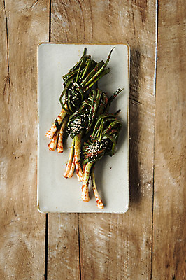 포토 JPG 스튜디오촬영 접시 사람없음 발효 발효음식 파김치 나무탁자 사각접시 음식데코레이션 국내포토 식기 음식 탁자 김치 실내 파일형식