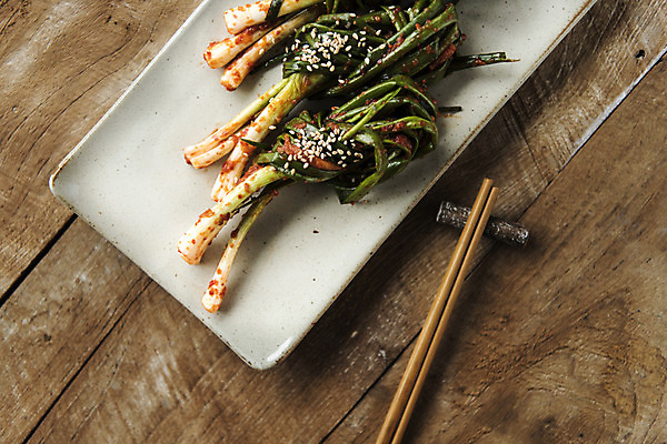 포토 JPG 스튜디오촬영 접시 젓가락 사람없음 발효 발효음식 파김치 나무탁자 사각접시 젓가락받침대 국내포토 식기 음식 탁자 김치 수저 실내 수저받침대 파일형식