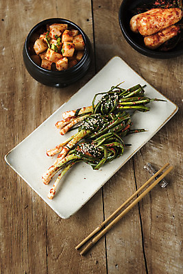 포토 JPG 스튜디오촬영 접시 한식 젓가락 사람없음 사기그릇 깍두기 발효 발효음식 총각김치 파김치 나무탁자 사각접시 젓가락받침대 국내포토 그릇 식기 음식 탁자 김치 수저 실내 수저받침대 파일형식