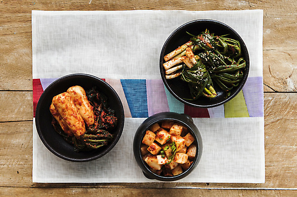 포토 JPG 스튜디오촬영 한식 사람없음 식탁보 사기그릇 깍두기 발효 발효음식 총각김치 파김치 나무탁자 국내포토 그릇 음식 탁자 김치 실내 파일형식