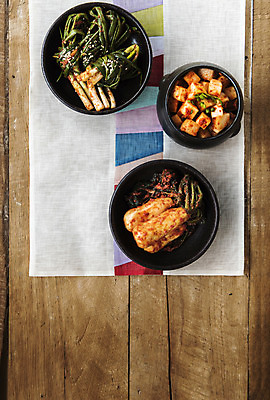 포토 JPG 스튜디오촬영 한식 사람없음 식탁보 사기그릇 깍두기 발효 발효음식 총각김치 파김치 나무탁자 국내포토 그릇 음식 탁자 김치 실내 파일형식