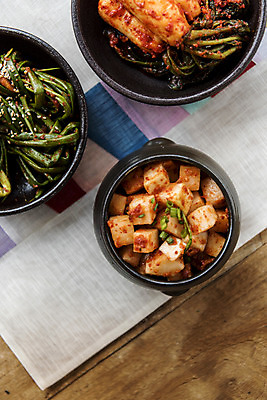 포토 JPG 스튜디오촬영 한식 사람없음 식탁보 사기그릇 깍두기 발효 발효음식 총각김치 파김치 나무탁자 국내포토 그릇 음식 탁자 김치 실내 파일형식