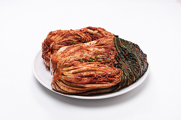 포토 JPG 스튜디오촬영 그릇 접시 한식 실내 사람없음 배추 흰배경 발효 배추김치 발효음식 두포기 포기김치 국내포토 식기 음식 백그라운드 2 채소 김치 내부 흰색 파일형식