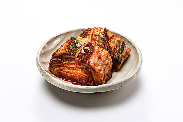 포토 JPG 스튜디오촬영 한식 실내 사람없음 사기그릇 흰배경 발효 배추김치 잣 발효음식 음식데코레이션 국내포토 그릇 음식 백그라운드 김치 내부 견과류 흰색 파일형식