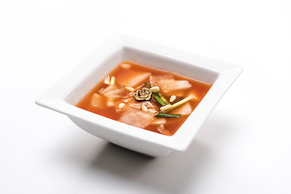 포토 JPG 스튜디오촬영 실내 사람없음 사기그릇 무 흰배경 대추 발효 부추 물김치 잣 동치미 발효음식 음식데코레이션 국내포토 그릇 음식 백그라운드 채소 김치 뿌리채소 내부 견과류 흰색 파일형식