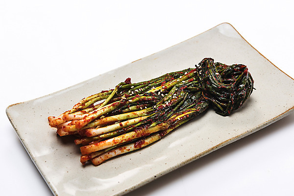 포토 JPG 스튜디오촬영 한식 실내 사람없음 흰배경 발효 파 발효음식 파김치 사각접시 국내포토 접시 음식 백그라운드 채소 김치 내부 흰색 파일형식