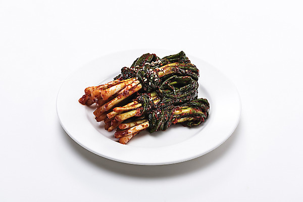 포토 JPG 스튜디오촬영 접시 한식 실내 사람없음 흰배경 발효 파 발효음식 파김치 국내포토 식기 음식 백그라운드 채소 김치 내부 흰색 파일형식