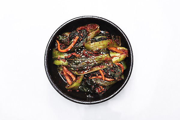 포토 JPG 스튜디오촬영 한식 실내 사람없음 당근 사기그릇 흰배경 갓 발효 발효음식 갓김치 국내포토 그릇 음식 백그라운드 채소 김치 뿌리채소 내부 흰색 파일형식