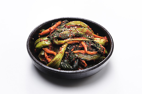 포토 JPG 스튜디오촬영 한식 실내 사람없음 당근 사기그릇 흰배경 갓 발효 발효음식 갓김치 국내포토 그릇 음식 백그라운드 채소 김치 뿌리채소 내부 흰색 파일형식