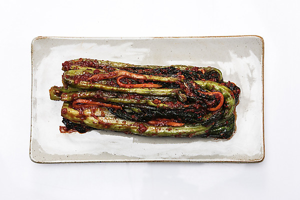 포토 JPG 스튜디오촬영 한식 실내 사람없음 당근 흰배경 갓 발효 발효음식 갓김치 사각접시 국내포토 접시 음식 백그라운드 채소 김치 뿌리채소 내부 흰색 파일형식