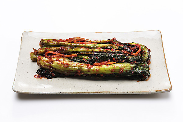 포토 JPG 스튜디오촬영 한식 실내 사람없음 당근 흰배경 갓 발효 발효음식 갓김치 사각접시 국내포토 접시 음식 백그라운드 채소 김치 뿌리채소 내부 흰색 파일형식