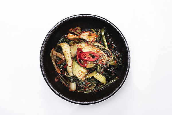 포토 JPG 스튜디오촬영 한식 김치 실내 사람없음 고명 사기그릇 흰배경 홍고추 갓 발효 발효음식 열무 국내포토 그릇 음식 백그라운드 채소 고추 내부 흰색 무 파일형식